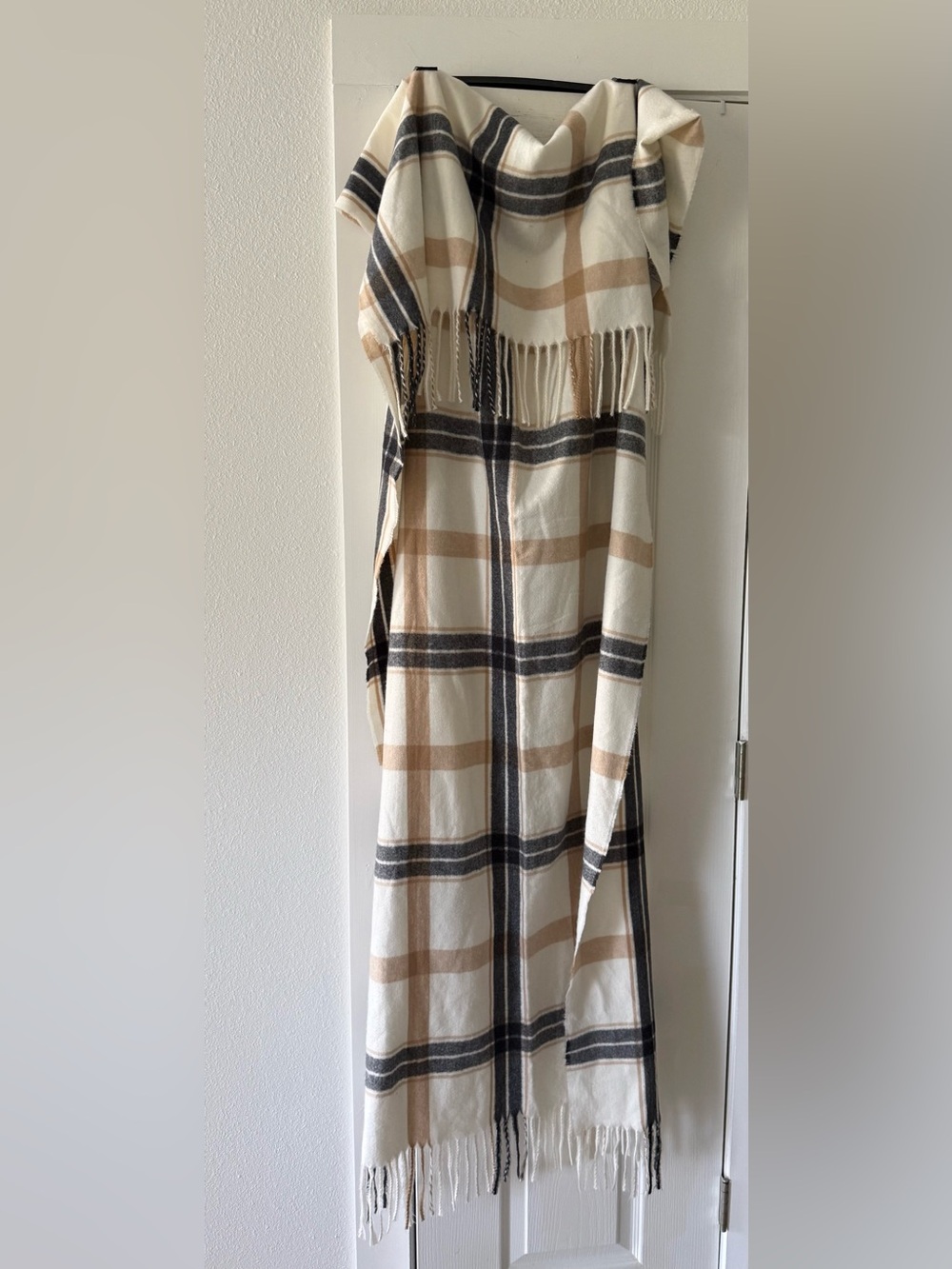 Hollister Oversized Plaid Blanket Scarf Wrap Cream Beige Gray Fringe